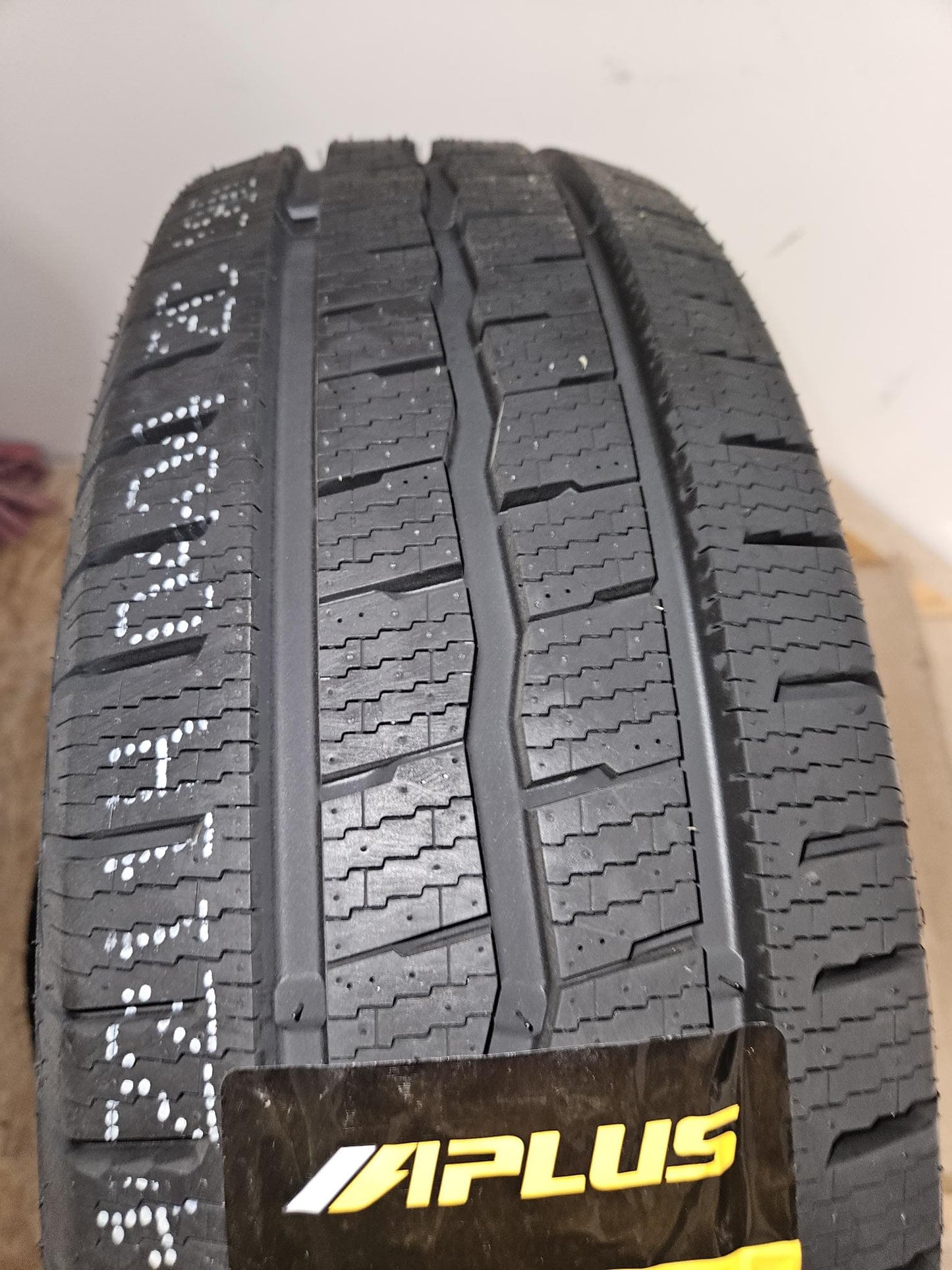 Pneu hiver utilitaire APLUS A869 - 205/70 R15C 106/104R (la paire) Ma boutique